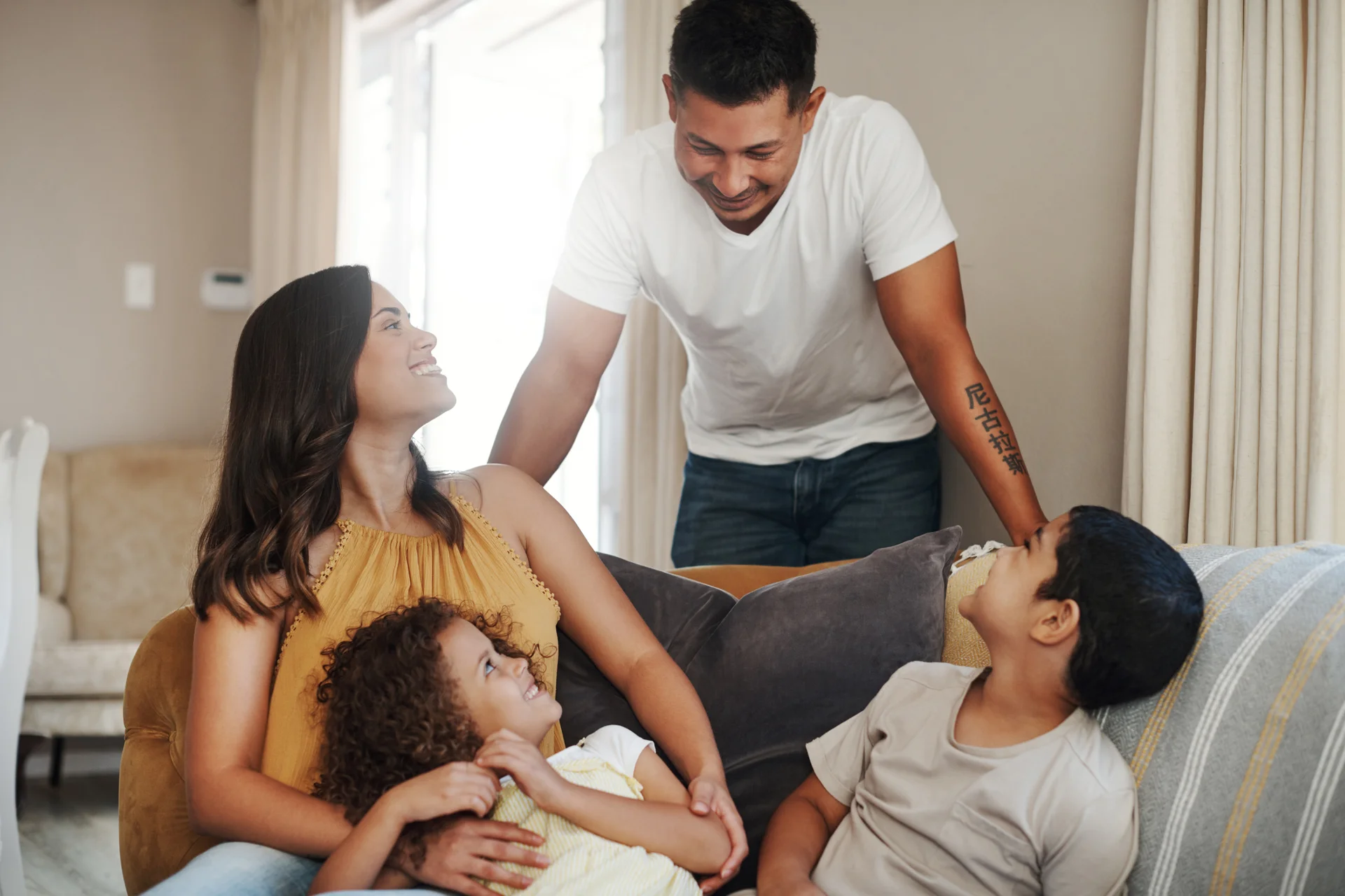 Familia sonriendo y disfrutando de su tiempo juntos en casa