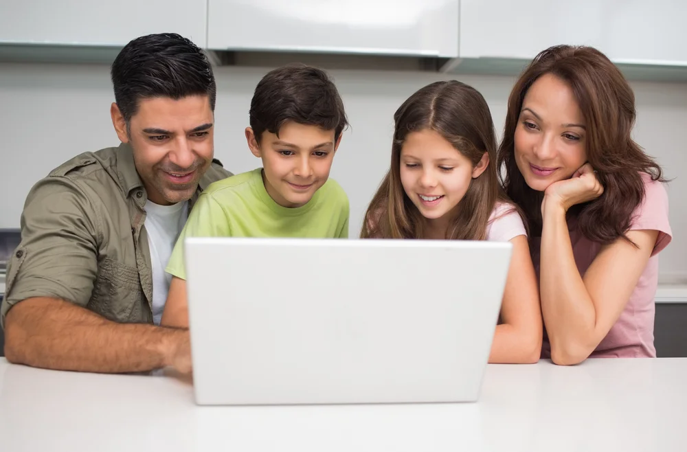 Familia escribiendo a Asocorpd