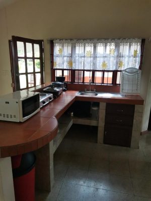 finca-recreo-cocina-equipada-ventana