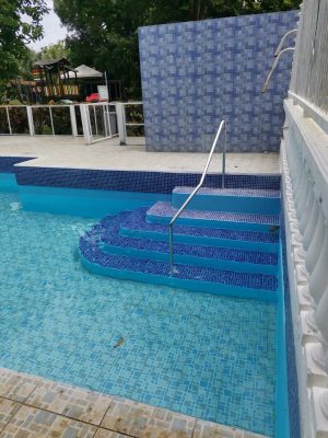 finca-recreo-escalera-principal-piscina