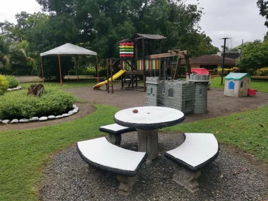 finca-recreo-mesas-exteriores