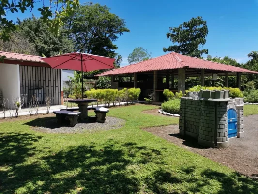 finca-recreo-mesas-parque-infantil