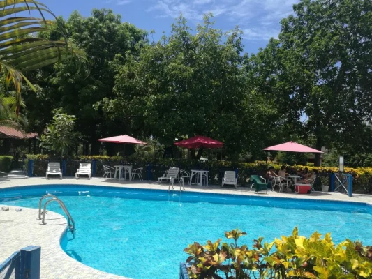 finca-recreo-piscina-sombrillas